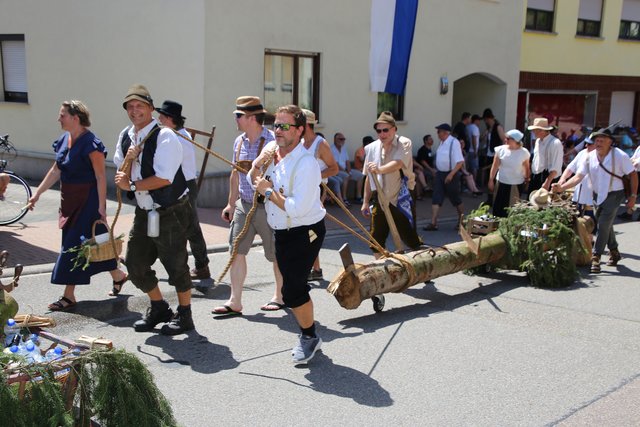Der Kienholzclub Odenheim mit einem Werkstück, Reminiszenz an die früher zu Beleuchtungszwecken aus Tannen- oder Kienholz gewonnenen Kienspäne | Foto: Wolfgang Braunecker