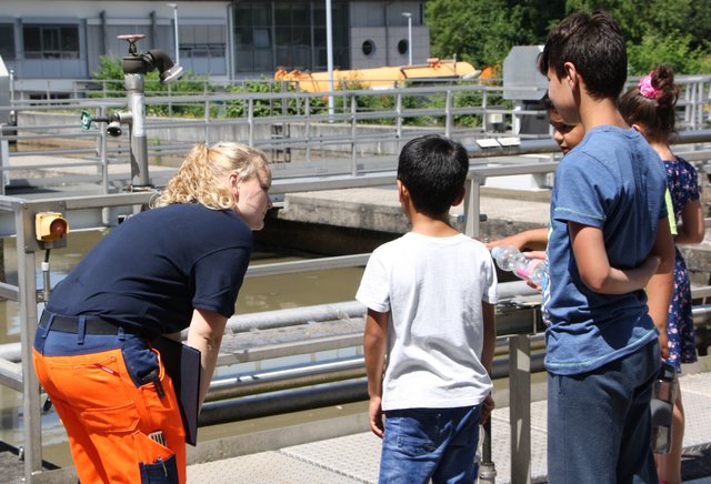 Sina Bock von der Stadtentwässerung KL / WVE GmbH erklärt den geflüchteten Kindern wie das Abwasser stufenweise gereinigt wird.  | Foto: Malteser Kaiserslautern