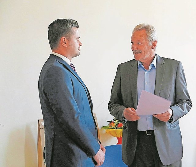 Bürgermeister Michael Niedermeier (links) bei der Vereidigung durch Alt-Bürgermeister Günther Tielebörger.