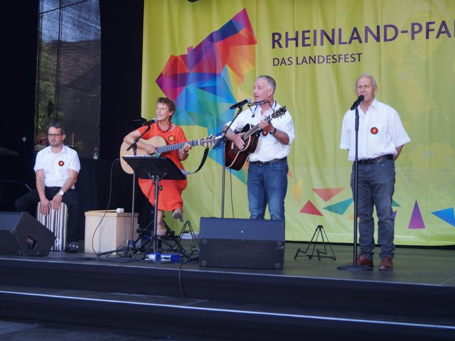 Das Hoffmann-Hammer-Trio aus Neupotz auf der Bühne des Rheinland-Pfalz-Tag. | Foto: ps