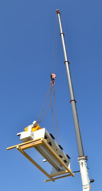 Ein Schwerlastkran hievt die 3,6 Tonnen schwere Maschine in die Höhe. | Foto: Christmann/Lebenshilfe Südliche Weinstraße