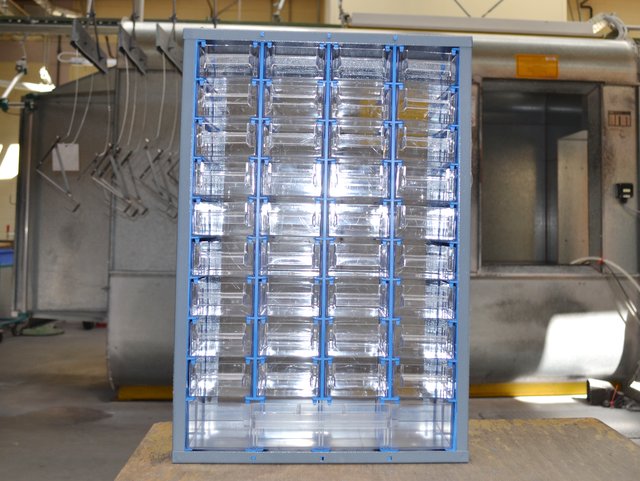 Etliche Arbeitsschritte später entsteht im Werk Wörth ein fertiges Produkt – zum Beispiel ein Kleinteilemagazin. Zu den Kunden zählen unter anderem renommierte Unternehmen aus der Baumarktbranche sowie aus der Industrie. | Foto: Christmann/Lebenshilfe Südliche Weinstraße