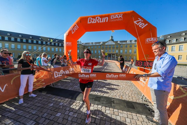 Sieger im Ziel | Foto: B2Run/Stephan Schütze