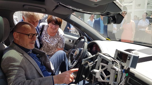 Informierten sich in einem Fahrzeug über den Stand der Entwicklung (v.l.): Verkehrsminister Hermann, Karlsruhes Oberbürgermeister Frank Mentrup und Bruchsals Oberbürgermeisterin Cornelia Petzold-Schick | Foto: jow