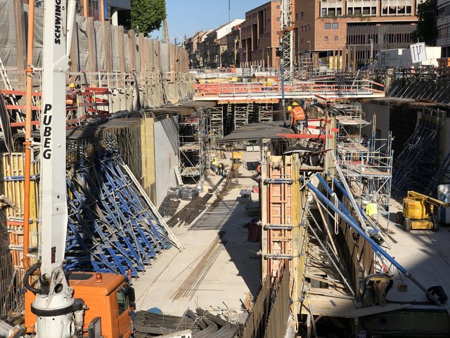 Tunnelwachstum: Arbeiter betonieren östlich vom Mendelssohnplatz die nördliche Wand des sich hier teilenden Autotunnels. | Foto: Kasig