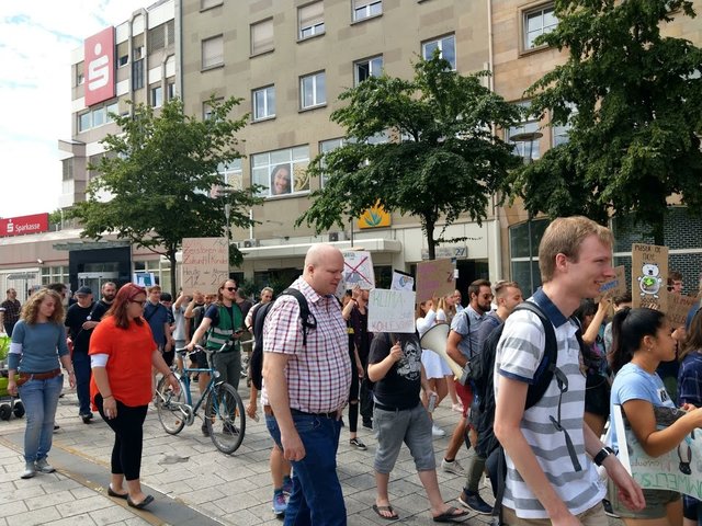 TeilnehmerInnen waren vor allem SchülerInnen, aber auch Großeltern und andere Personen, die auf den Klimawandeln aufmerksam machen wollten. | Foto: BAS