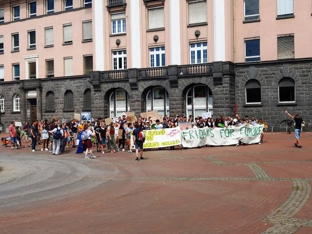 Der Demonstrationszug auf dem Rückweg.  | Foto: BAS