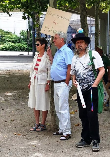 Auch Großeltern schlossen sich dem Zug an. | Foto: BAS