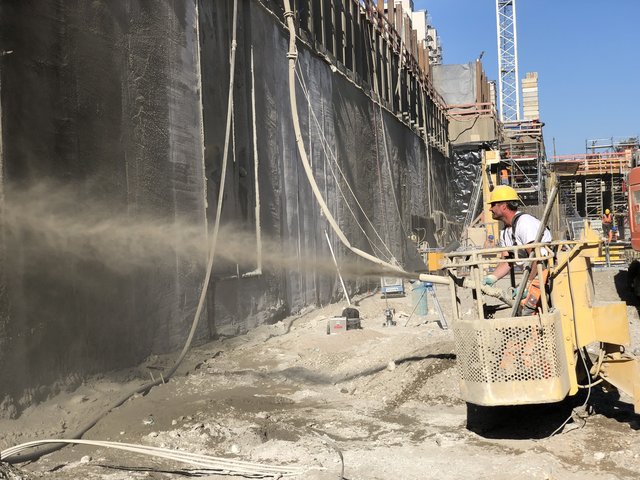 Spritzen und Glätten: Mit Spritzbeton wird der Baugrubenverbau westlich vom Ettlinger Tor geglättet | Foto: Kasig