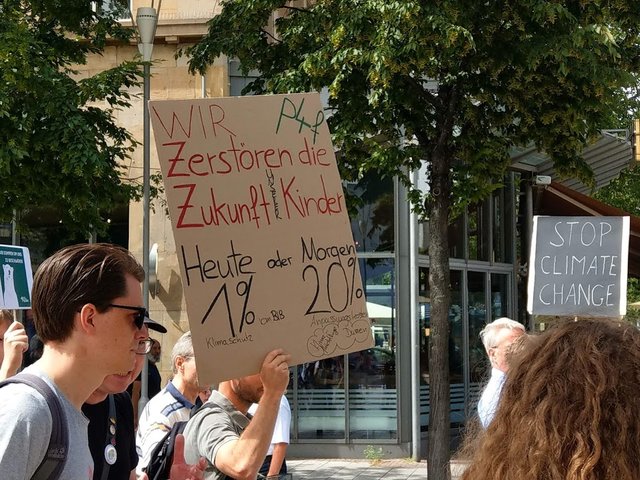 Es gab viele selbstgemachte Plakate ... | Foto: BAS