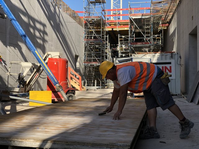 Saubere Sache: Östlich vom Mendelssohnplatz werden Schalelemente auf die nächste Betonage vorbereitet. | Foto: Kasig