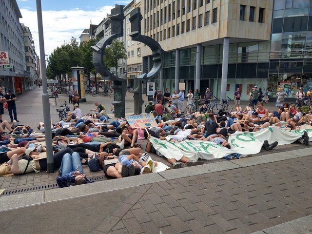 Vor dem Rathaus gab es ein sogenanntes "Die-in". Dabei legten sich die Demonstranten plötzlich wie tot zu Boden, um auf die Folgen des Klimawandels hinzuweisen. | Foto: BAS