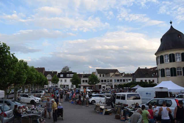 Großer Flohmarkt auf dem Schlossparkplatz.  | Foto: B.Bender