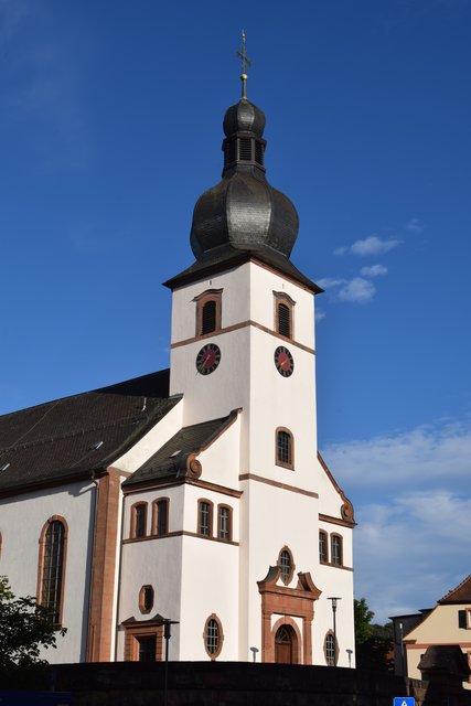 Die Modenschauen fanden direkt vor der katholischen Kirche statt.  | Foto: B.Bender