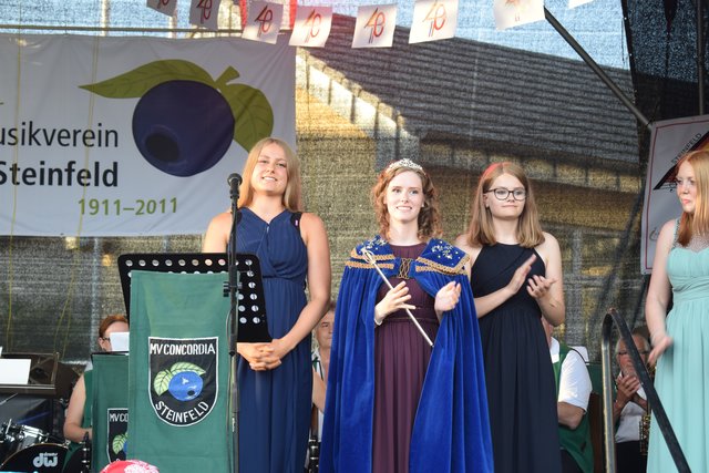 Anna-Maria hat Krone, Mantel und Zepter an ihre Nachfolgerin Katharina I. übergeben.