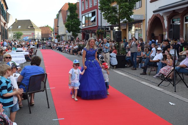 Jessica I. machte mit zwei Models den Anfang.  | Foto: B.Bender