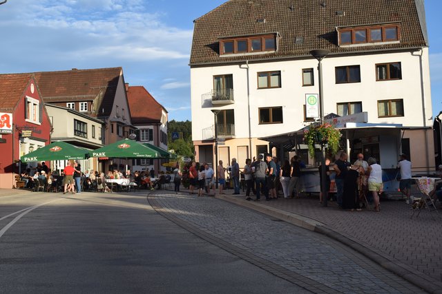Besucherinnen und Besucher abseits des Trubels.  | Foto: B.Bender