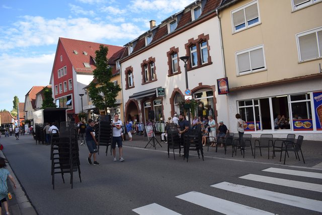 Die Straße ist gesperrt und der Aufbau geht los.  | Foto: B.Bender