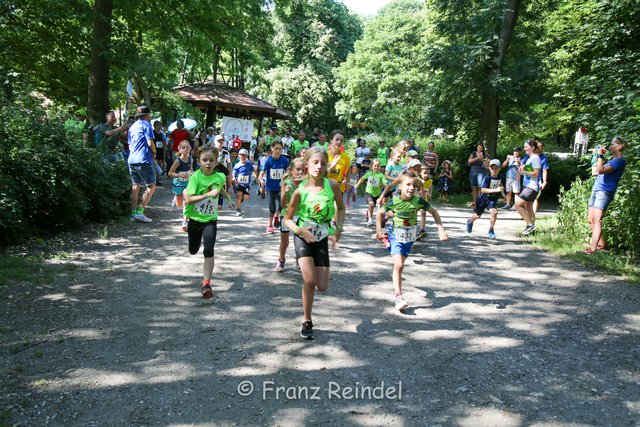 Die Nachwuchsläufer hatten 1,8 Kilometer zu absolvieren.  | Foto: Franz Reindel
