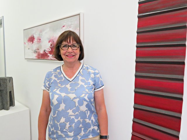 Sonja Scherer zwischen ihren Seerosen und Faltarbeit | Foto: Brigitte Melder