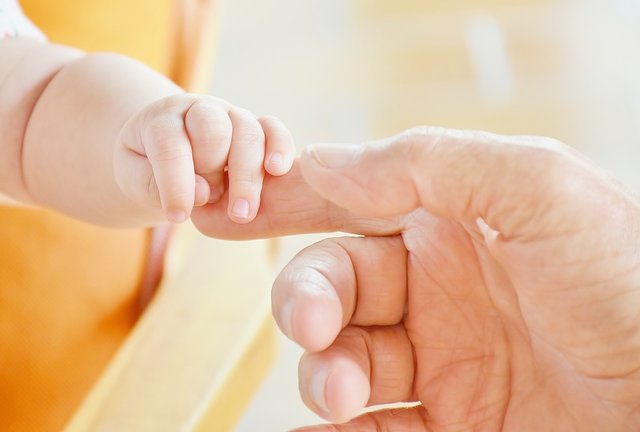 Ein PEKiP-Kurs richtet sich an Eltern mit Babys im ersten Lebensjahr