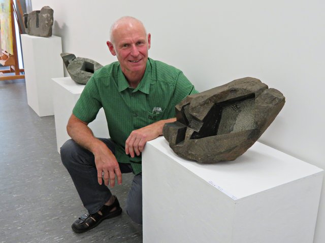 Marcus Centmayer bei einem seiner bearbeiteten Steine | Foto: Brigitte Melder