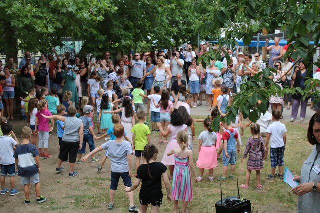 Mit einem Tanz begeisterten die Kinder des Kindergartens St. Franziskus die Besucher bei der Einweihung der neuen Matschanlage.