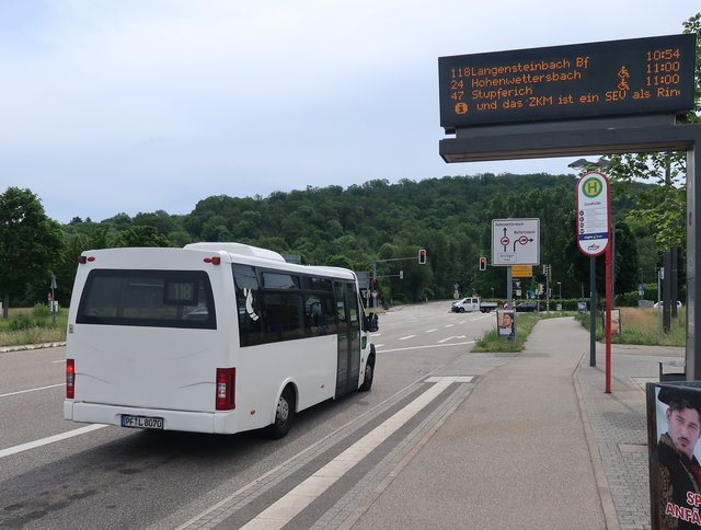 Kleinbus 118 an der Haltestelle Durlach-Zündhütle | Foto: Roland Jourdan