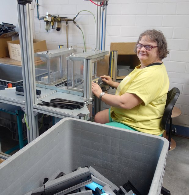 Bei Werksführungen können die Gäste den Mitarbeitern während des regulären Betriebs über die Schulter schauen.	 | Foto: Biewer/Lebenshilfe Südliche Weinstraße