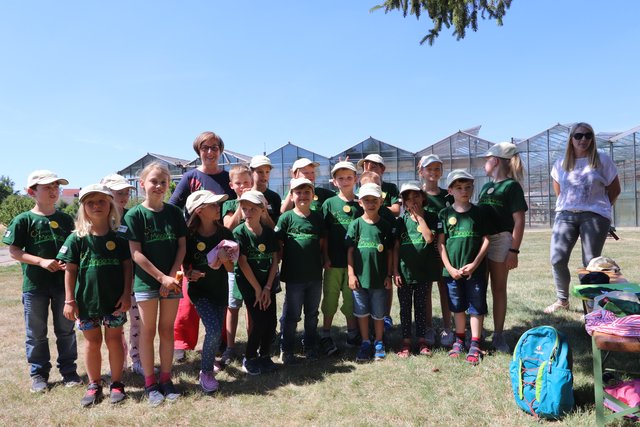 Marliese Schmidt-Hoffmann und die neuen Minigärtner | Foto: Bauer