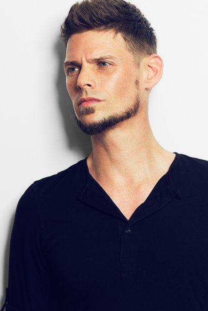 Zum Quintett gehören Andriano Donnaloia an der Gitarre, Christopher Friesen am Bass und Cory Limuaco an den Drums. Lawsen verschmelzt Funk, Gospel, Doo-Wop Elemente, R&B, HipHop & Jazz so aufregend miteinander, das zum guten Schluss auch mitgetanzt und mitgefeiert werden kann.