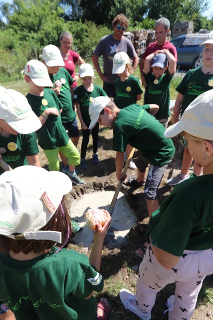 Die Minigärtner wollen einen Baum pflanzen - und das, obwohl gerade nicht die beste Zeit dafür ist. | Foto: Bauer