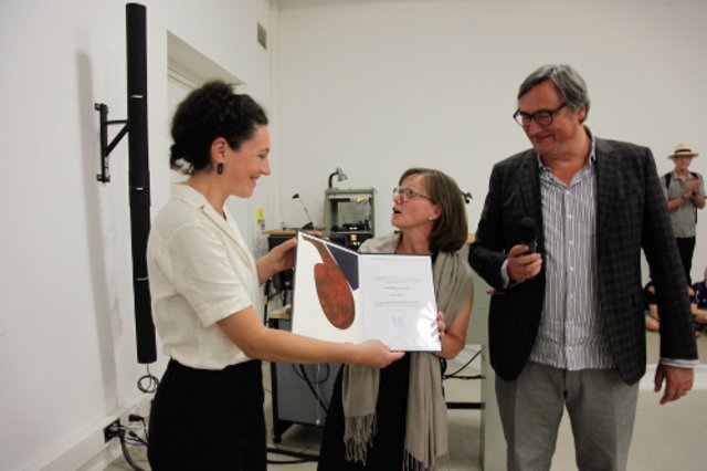 Verleihung des Kalinowski-Preises an Olga Jakob durch Dr. Karin Lingl, Kunstfonds und Rektor Prof. Harald Klingelhöller. | Foto: Tino Zimmermann