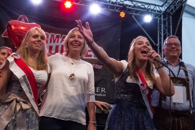Die erste Brezelkönigin Laura und Oberbürgermeisterin Stefanie Seiler freuen sich mit Anne-Susann Sperling | Foto: Paul Needham