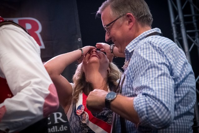 Sie kann es kaum fassen und ist überglücklich: Die neue Speyerer Brezelkönigin Anne-Susann Sperling | Foto: Paul Needham