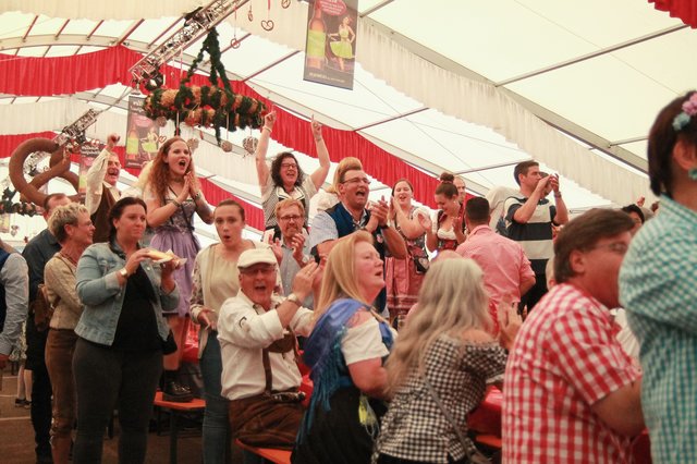 Die Stimmung im Zelt war bombastisch. Nach der Wahl der Brezelkönigin wurde hier die "Nacht der Tracht" gefeiert. | Foto: Heike Schwitalla