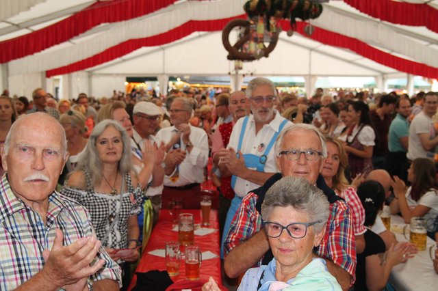 Die Stimmung im Zelt war bombastisch. Nach der Wahl der Brezelkönigin wurde hier die "Nacht der Tracht" gefeiert. | Foto: Heike Schwitalla