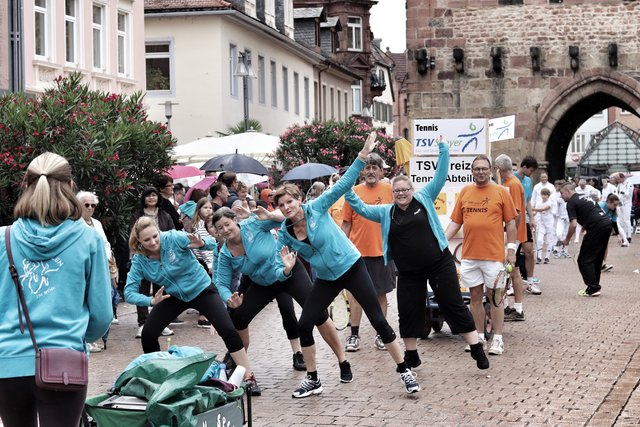 Die Sportvereine waren bestens vertreten. Und brachten Bewegung in den Sonntag Nachmittag. | Foto: Bauer