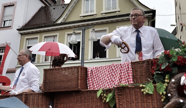 (Brezel-)Uwe Wöhlert (rechts) ist der Vorsitzende des Verkehrsvereins, Claus Rehberger der Geschäftsführer. Beide bringen Brezel unters Volk. | Foto: Bauer