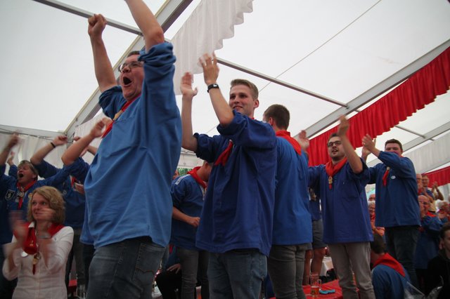 Die Stimmung im Zelt war bombastisch. Nach der Wahl der Brezelkönigin wurde hier die "Nacht der Tracht" gefeiert. | Foto: Heike Schwitalla