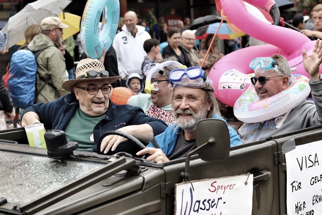 Bei den Herren gibt's Visa für "Gelfissler" von der anderen Rheinseite. | Foto: Bauer