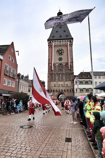 Pünktlich mit dem Umzug kommt der Regen. Aber davon lässt sich niemand die Stimmung verderben. | Foto: Bauer