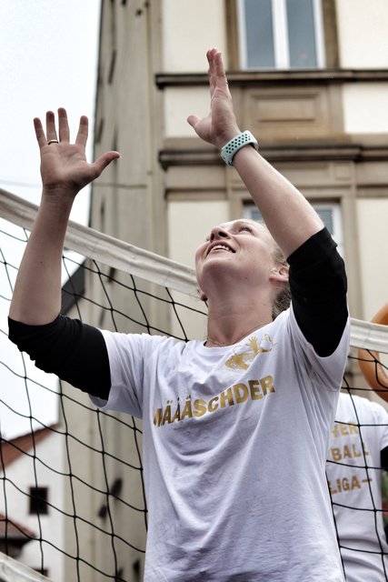 Die Volleyballerinnen spielen mit dem Publikum. | Foto: Bauer