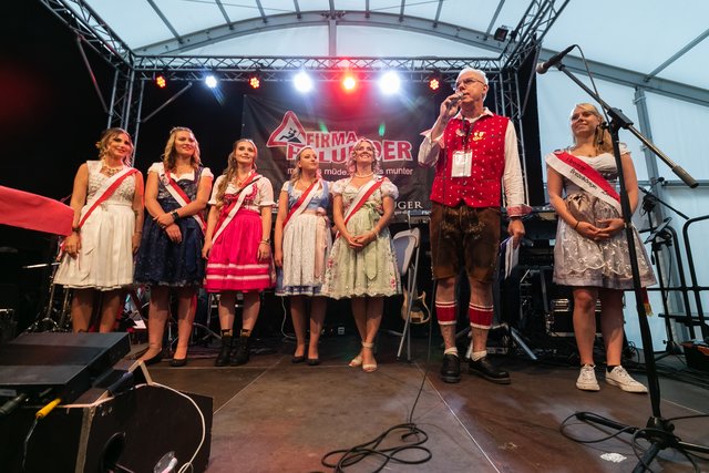 Die Kandidatinnen: Natascha Dorn, Anne-Susann Sperling, Anna Lisa Lang, Linda Herrmann und Viktoryia Perez, Moderator Thomas Zander und die erste Brezelkönigin Laura (v.l.) | Foto: Paul Needham
