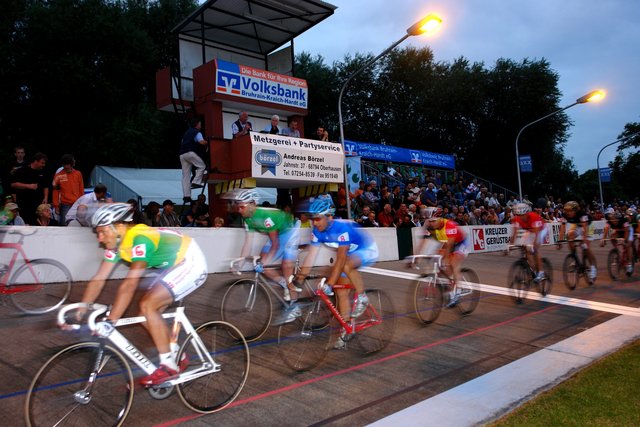 Um 16 Uhr geht es los - bis weit in die Nacht hinein gibt es dann Radsport ganz intensiv und authentisch, im Stil der Sechstagerennen. Foto: ps