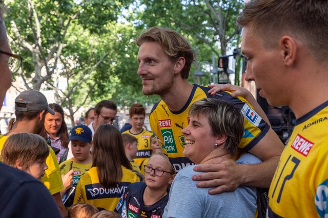 Selfies und Autogramm für die Fans | Foto: Paul Needham