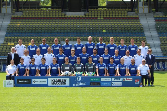 Obere Reihe (von links nach rechts):
Athletik-Trainer Florian Böckler, Marc Lorenz, David Pisot, Damian Roßbach, Saliou Sané, Lukas Fröde, Philipp Hofmann, Daniel Gordon, Alexander Groiß, Christoph Kobald, Marvin Pourié, Physiotherapeut Asbjörn Wieneke

Mittlere Reihe (von links nach rechts):
Teammanager Burkhard Reich, Physiotherapeut Steffen Wiemann, Mannschaftsarzt Dr. Marcus Schweizer, Torwart-Trainer Markus Miller, Dirk Carlson, Dominik Kother, Lukas Grozurek, Marco Djuricin, Martin Röser, Manuel Stiefler, Co-Trainer Dimitrios Moutas, Chef-Trainer Alois Schwartz, Sportdirektor Oliver Kreuzer

Untere Reihe (von links nach rechts):
Physiotherapeutin Julia Bohn, Malik, Batmaz, Burak Camoglu, Kyoung-Rok Choi, Janis Hanek, Marius Gersbeck, Benjamin Uphoff, Mario Schragl, Marco Thiede, Marvin Wanitzek, Justin Möbius, Anton Fink, Zeugwart Hüseyin Cayoglu

Es fehlen: Sven Müller, Co-Trainer Christian Eichner | Foto: www.jowapress.de