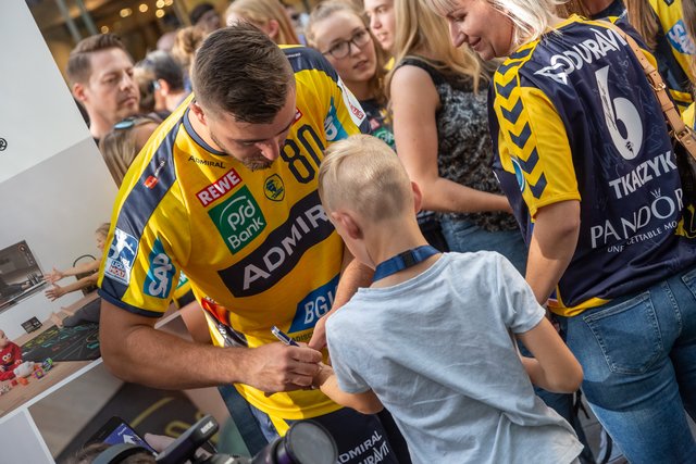 Selfies und Autogramm für die Fans | Foto: Paul Needham
