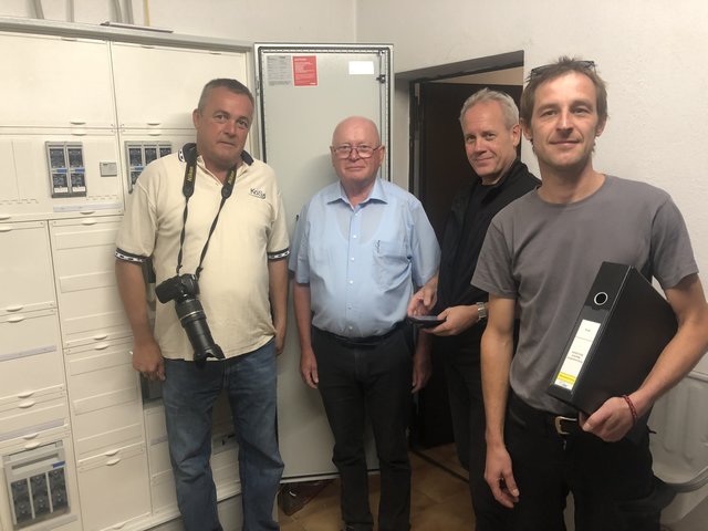 von links: Dipl. Ing. Norbert Dressel, PV-Sachverständiger; Dipl. Ing. Werner Müller, MAP Solar; Dipl. Ing. Klaus Zörcher, Anlagenplanung; Markus Müller, MAP Solar, anläßlich der Abnahme der Bauhof-PV-Anlage