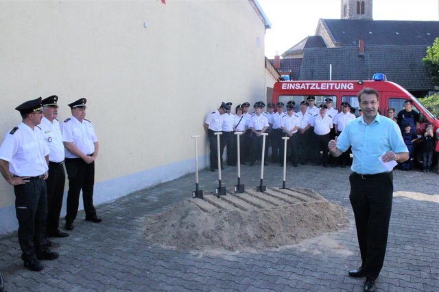 Kreisbrandmeister Jürgen Bordt, Kreisfeuerwehr Verbandsvorsitzender Eckard Helms, Kommandant Bernd Eder, Bürgermeister Frank Burkard (von links nach rechts),  im Hintergrund Kronauer Feuerwehrkameraden. | Foto: Frieder Scholtes